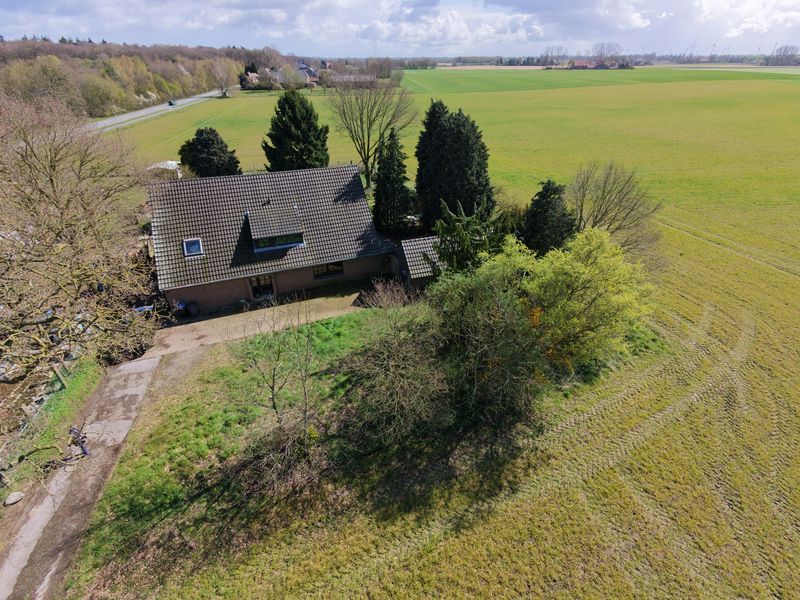 Handwerker gefragt!! Freistehendes Einfamilienhaus in schöner Lage  am Feld.